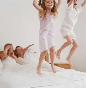 Dormitor modern echipat cu saltea ortopedică pentru un somn sănătos și relaxare optimă