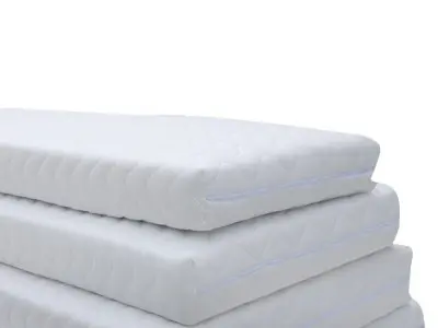 Gama diversificată de saltele ortopedice expuse în showroom, evidențiind diferite structuri și niveluri de fermitate