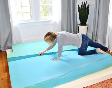 Eșantion de spumă poliuretanică modernă de înaltă densitate, evidențiind structura celulară elastică și aerată