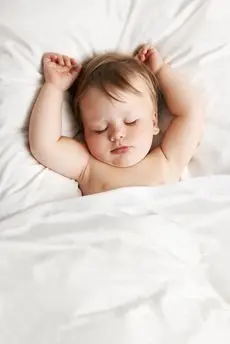 Persoană care se bucură de un somn profund și liniștit într-un mediu de dormit optim și relaxant